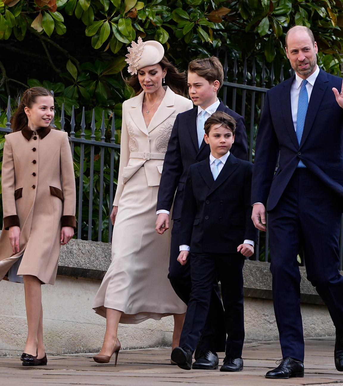 Kate (2.v.l), Princess of Wales, und Prinz William (r), Prince of Wales, kommen mit ihren Kindern, Prinz George (M,l), Prinzessin Charlotte (l) und Prinz Louis, zum Ostergottesdienst in der St. George's Chapel, Windsor Castle.
