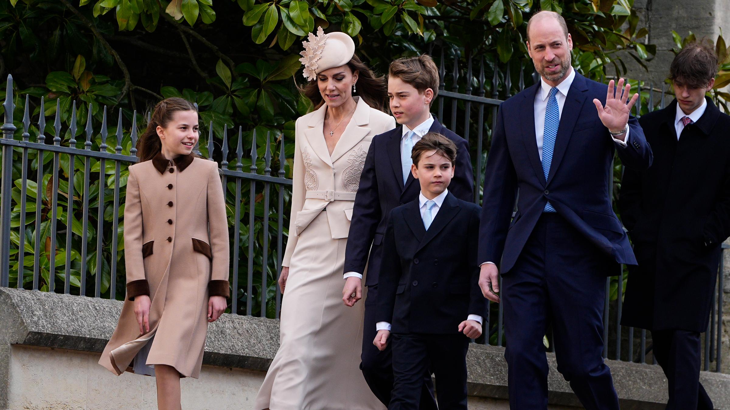 Kate (2.v.l), Princess of Wales, und Prinz William (r), Prince of Wales, kommen mit ihren Kindern, Prinz George (M,l), Prinzessin Charlotte (l) und Prinz Louis, zum Ostergottesdienst in der St. George's Chapel, Windsor Castle.