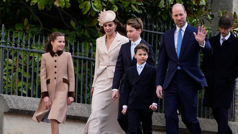 Kate (2.v.l), Princess of Wales, und Prinz William (r), Prince of Wales, kommen mit ihren Kindern, Prinz George (M,l), Prinzessin Charlotte (l) und Prinz Louis, zum Ostergottesdienst in der St. George's Chapel, Windsor Castle.