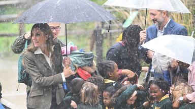 Nach ihrer Sommerpause besuchen Prinz William und seine Frau das Londoner Naturkunde-Museum. Prinzessin Kate überrascht dabei mit einer neuen Frisur.