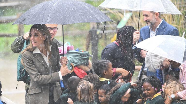 Nach ihrer Sommerpause besuchen Prinz William und seine Frau das Londoner Naturkunde-Museum. Prinzessin Kate überrascht dabei mit einer neuen Frisur.