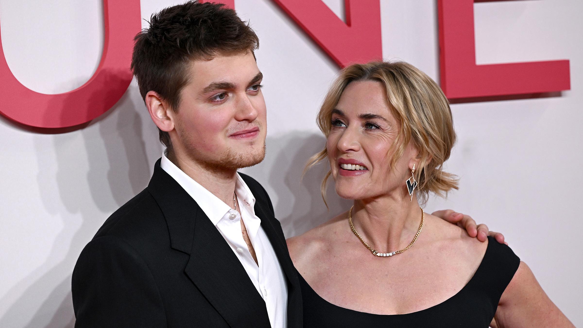 Joe Anders mit Mutter Kate Winslet bei der Weltpremiere des Kinofilms "Goodbye June" im Curzon Mayfair in London.