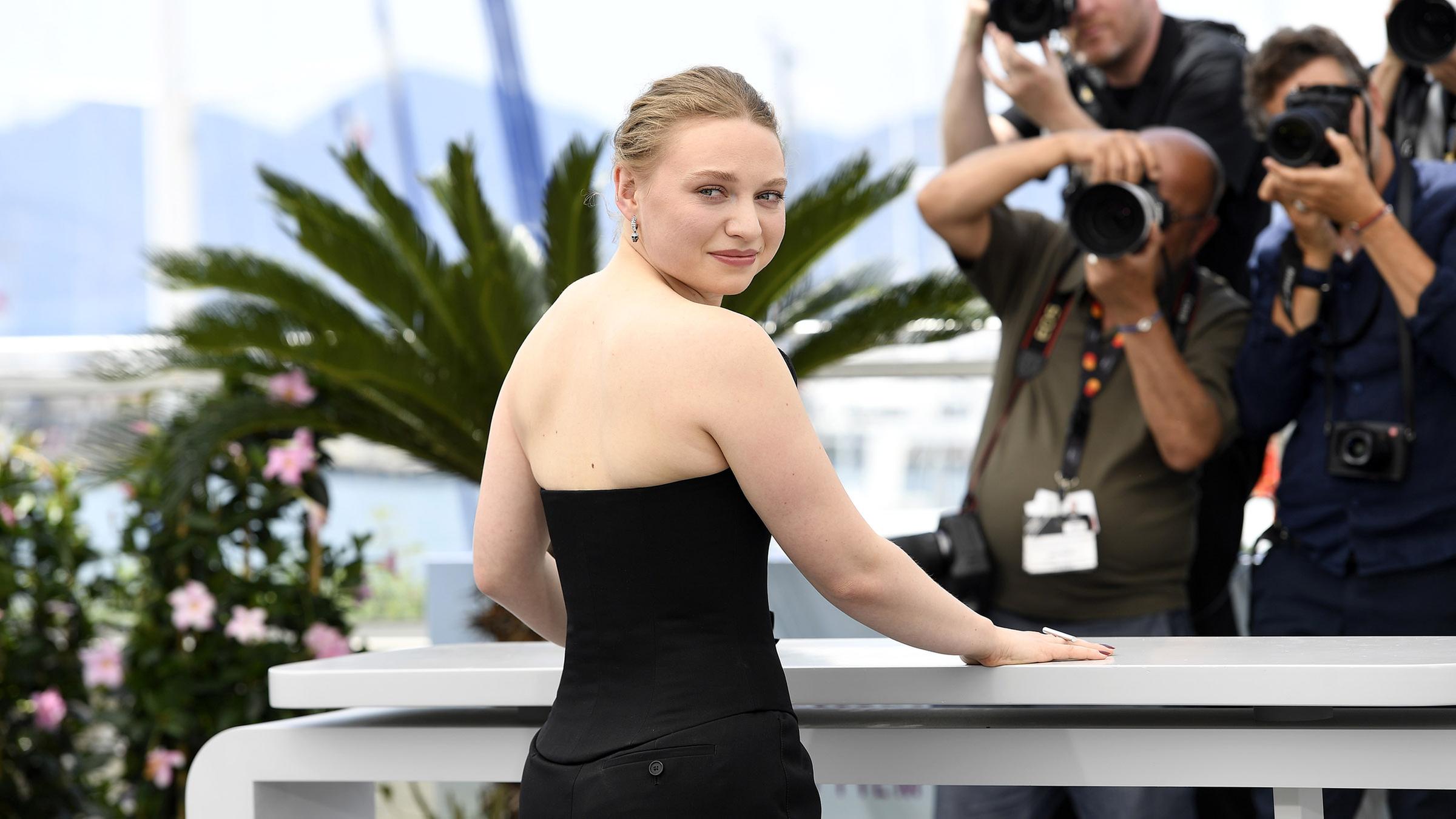 Auch Mia Threapleton gehört zum Cast von "Der phönizische Meisterstreich". Die 24-Jährige ist so gerührt von den Standing Ovations, dass sie ihre Tränen nicht zurückhalten kann.