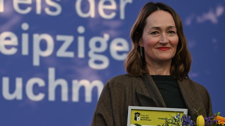 Katerina Poladjan, Autorin des Buches «Goldstrand», steht nach Erhalt des Preises der Leipziger Buchmesse in der Belletristik-Sparte auf der Bühne.