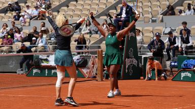 Tennisspielerinne Katerina Siniakova aus der Tschechischen Republik (links) und Taylor Townsend aus den USA feiern ihren Sieg im Finale des Damendoppels gegen Anna Danilina aus Kasachstan und Aleksandra Krunic aus Serbien beim Tennisturnier „French Open“ in Paris am 07.06.2026.
