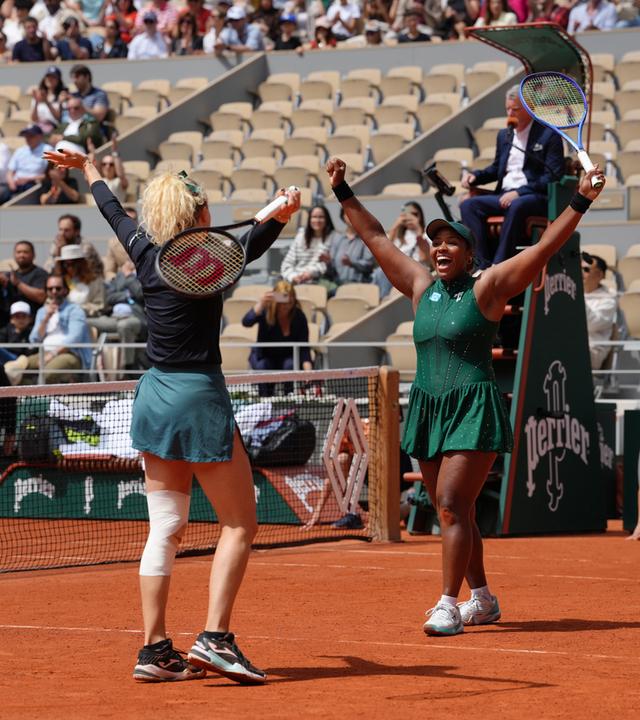 Tennisspielerinne Katerina Siniakova aus der Tschechischen Republik (links) und Taylor Townsend aus den USA feiern ihren Sieg im Finale des Damendoppels gegen Anna Danilina aus Kasachstan und Aleksandra Krunic aus Serbien beim Tennisturnier „French Open“ in Paris am 07.06.2026.