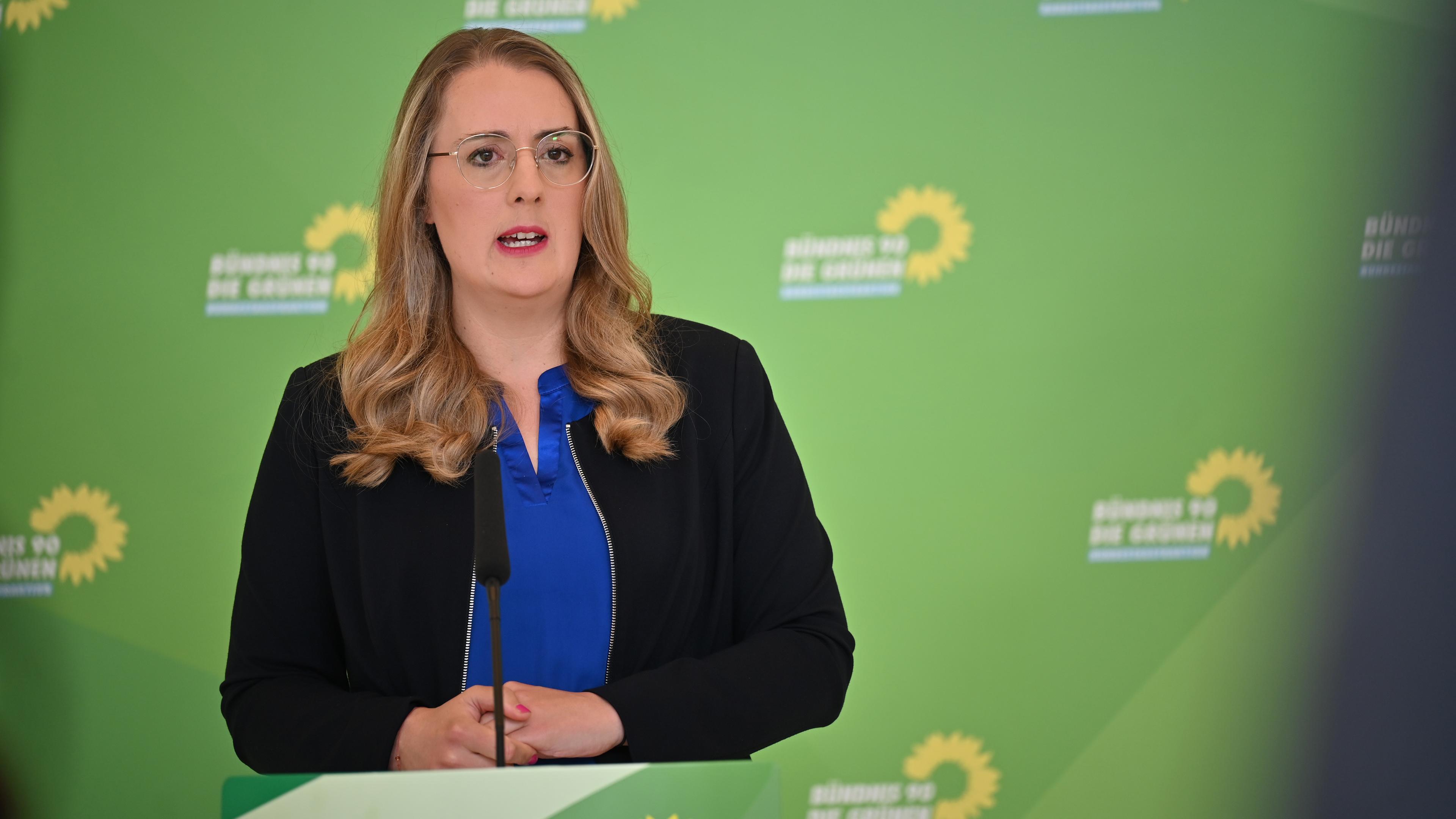 Berlin: Katharina Dröge, Fraktionsvorsitzende von Bündnis 90/Die Grünen, gibt ein Pressestatement zu Beginn der Sitzung ihrer Bundestagsfraktion.