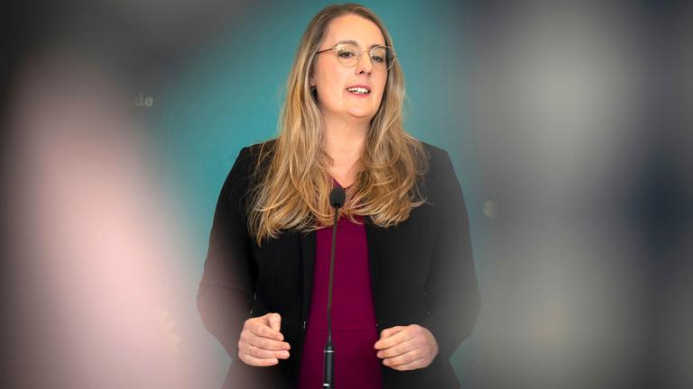 Katharina Dröge beim Pressestatement der Bündnis 90/Die Grünen-Bundestagsfraktion im Reichstagsgebäude