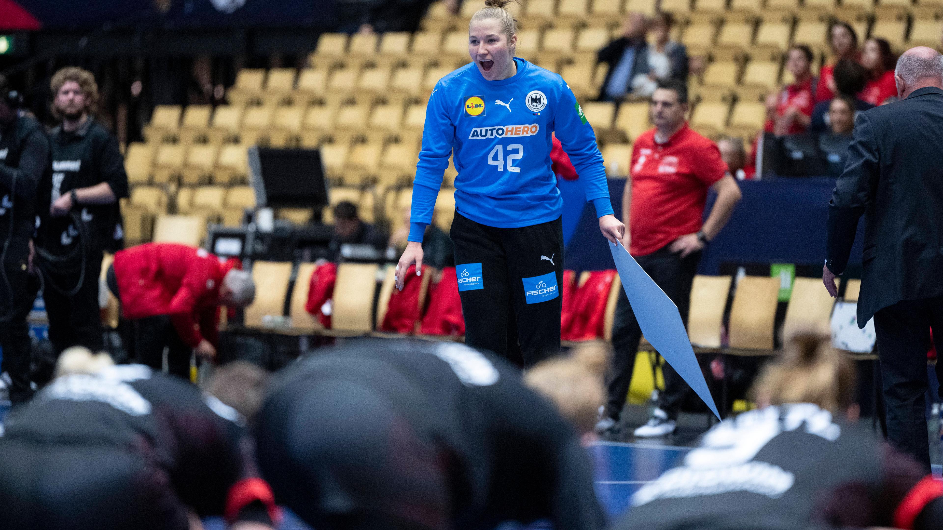 Torhüterin Katharina Filter jubelt bei der Handball-WM 2023 nach dem Sieg über Rumänien.