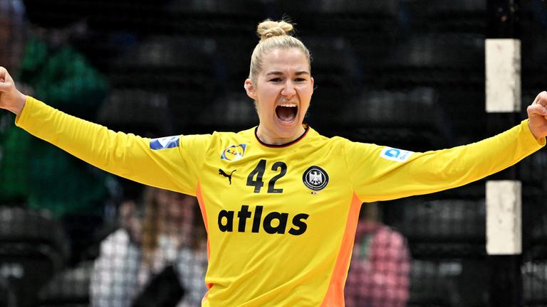 Torhüterin Katharina Filter jubelt im Handballspiel gegen Frankreich am 12.12.2025 in Rotterdam, Niederlande.