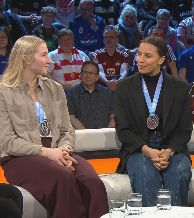 Torhüterin Katharina Filter, Abwehrspezialistin Aimée von Pereira und Bundestrainer Markus Gaugisch (von links) im aktuellen sportsstudio.