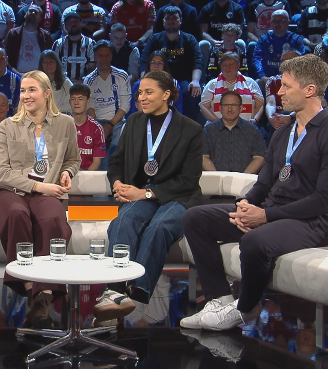Jochen Breyer, Torhüterin Katharina Filter, Abwehrspezialistin Aimée von Pereira und Bundestrainer Markus Gaugisch (von links) im sportstudio. 
