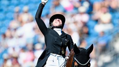Katharina Hemmer jubelt nach ihrem Ritt in der Dressur bei der WM in Aachen