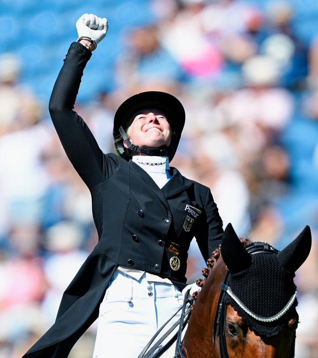 Katharina Hemmer jubelt nach ihrem Ritt in der Dressur bei der WM in Aachen