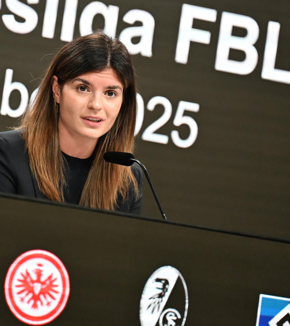 Katharina Kiel von Eintracht Frankfurt auf dem Podium bei einer Pressekonferenz am 10.12.2025 in Frankfurt am Main.