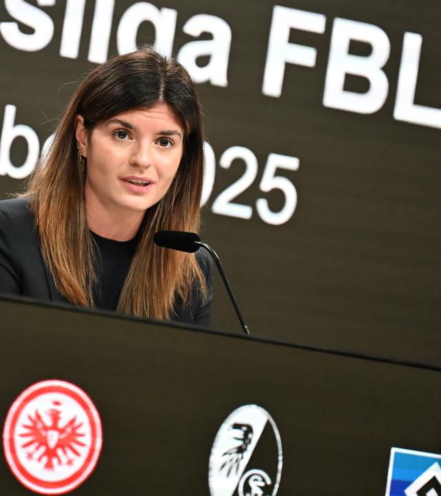 Katharina Kiel von Eintracht Frankfurt auf dem Podium bei einer Pressekonferenz am 10.12.2025 in Frankfurt am Main.