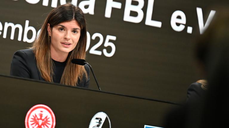 Katharina Kiel von Eintracht Frankfurt auf dem Podium bei einer Pressekonferenz am 10.12.2025 in Frankfurt am Main.