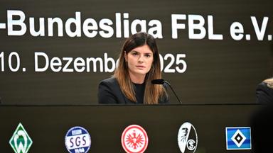 Katharina Kiel (Eintracht Frankfurt) auf dem Podium bei einer Pressekonferenz anlässlich der Gründung des Ligaverbands der Frauen-Bundesliga