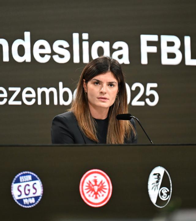 Katharina Kiel (Eintracht Frankfurt) auf dem Podium bei einer Pressekonferenz anlässlich der Gründung des Ligaverbands der Frauen-Bundesliga