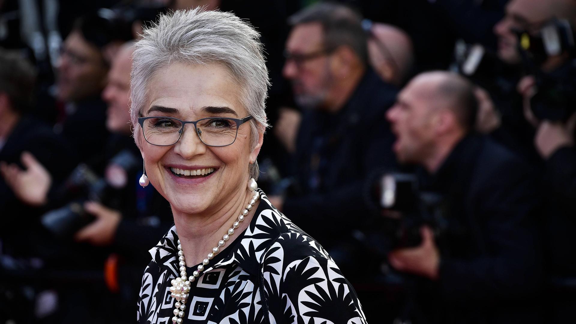 Katharina Kubrick lächelnd auf einem roten Teppich