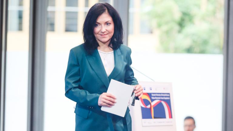 Bundeswirtschaftsministerin Katharina Reiche und der polnische Finanz- und Wirtschaftsminister Andrzej Domanski sprechen bei der Eröffnung des 3. Deutsch-Polnischen Wirtschaftsforums der Deutschen Wirtschaft