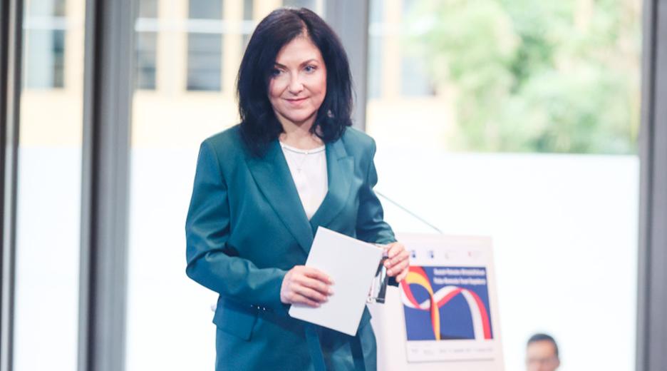 Bundeswirtschaftsministerin Katharina Reiche und der polnische Finanz- und Wirtschaftsminister Andrzej Domanski sprechen bei der Eröffnung des 3. Deutsch-Polnischen Wirtschaftsforums der Deutschen Wirtschaft