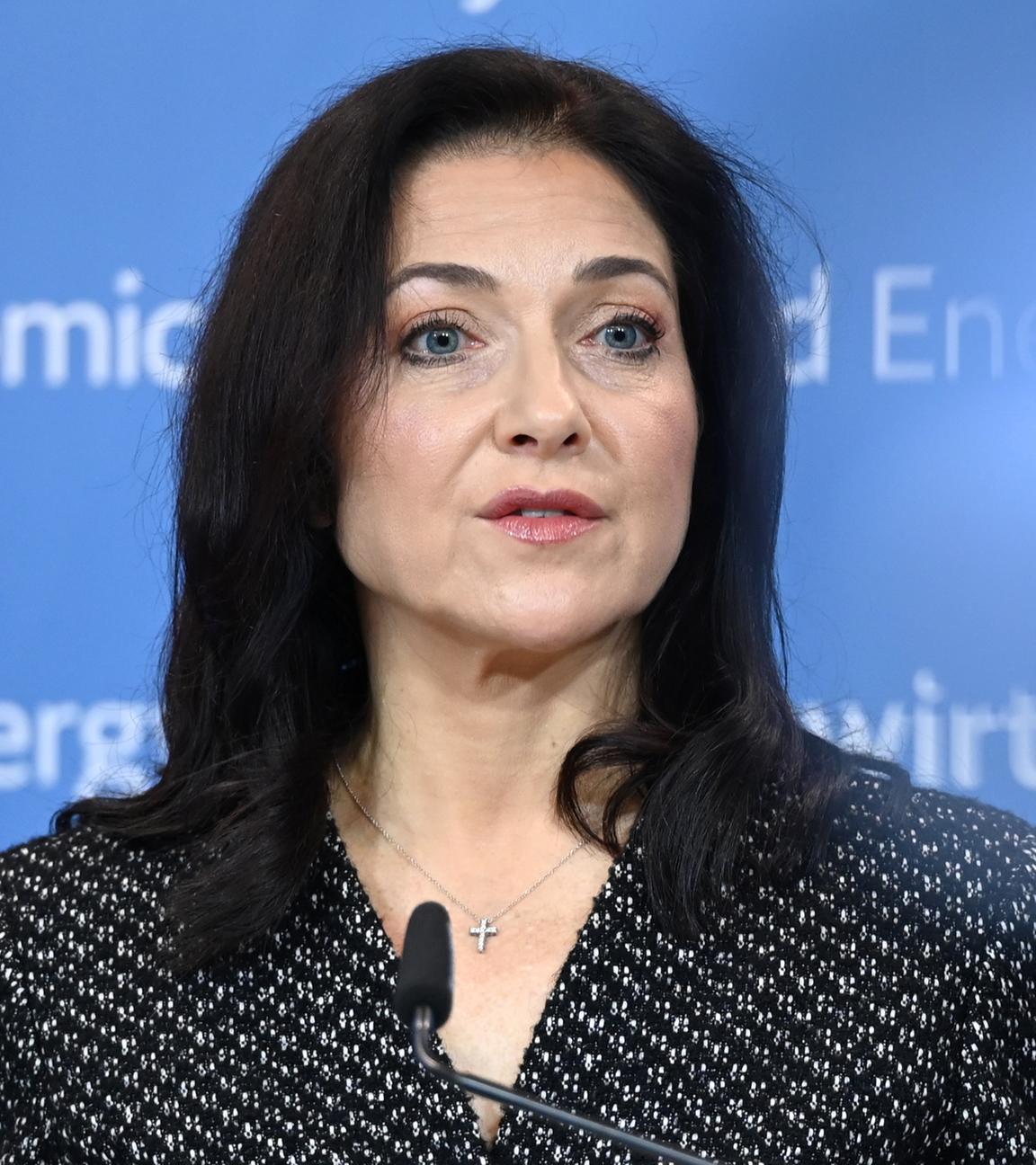 Katherina Reiche (CDU), Bundesministerin für Wirtschaft und Energie, spricht während eines Pressestatements im Bundesministerium für Wirtschaft und Energie. 