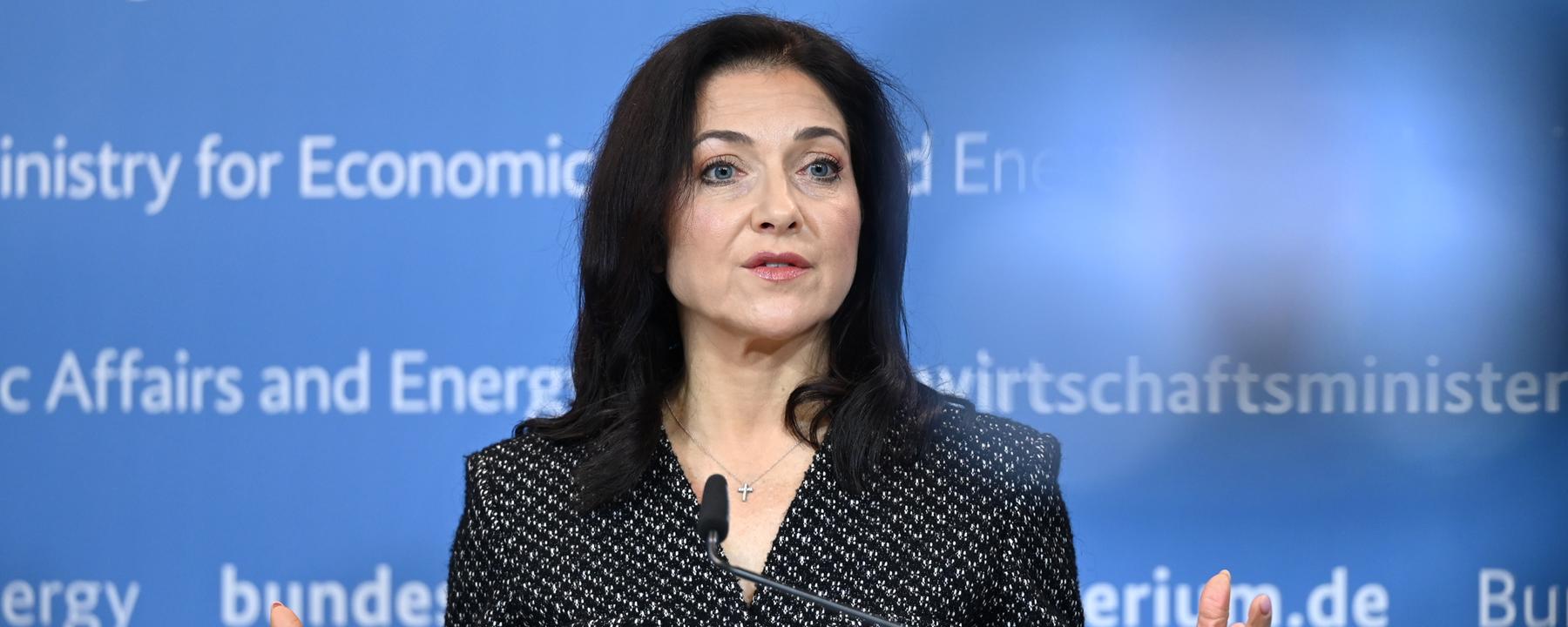 Katherina Reiche (CDU), Bundesministerin für Wirtschaft und Energie, spricht während eines Pressestatements im Bundesministerium für Wirtschaft und Energie. 