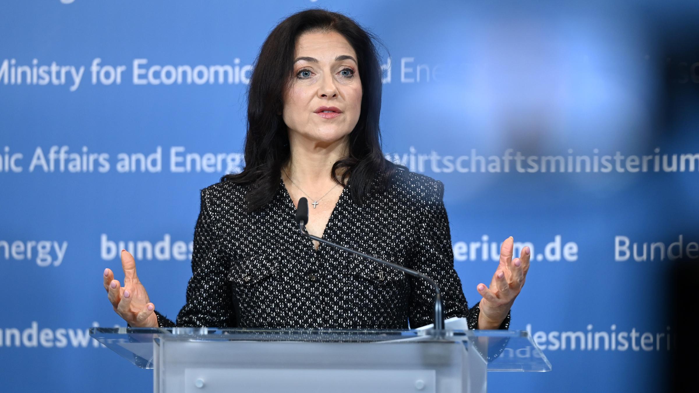 Katherina Reiche (CDU), Bundesministerin für Wirtschaft und Energie, spricht während eines Pressestatements im Bundesministerium für Wirtschaft und Energie. 