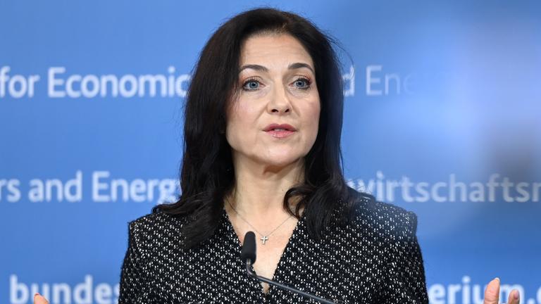 Katherina Reiche (CDU), Bundesministerin für Wirtschaft und Energie, spricht während eines Pressestatements im Bundesministerium für Wirtschaft und Energie. 