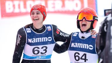 Die deutschen Skispringerinnen Katharina Schmid (rechts) und Selina Freitag (links) feiern.