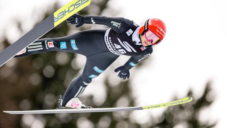 Katharina Schmid (GER) beim FIS-Skisprung-Weltcup der Frauen an der Gross-Titlis-Schanze.