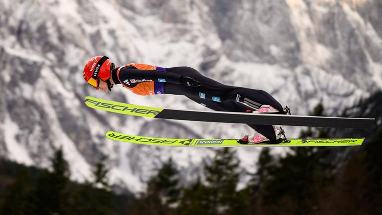 Die deutsche Skispringerin Katharina Schmid nach ihrem Absprung beim FIS Skisprung Weltcup in Planica