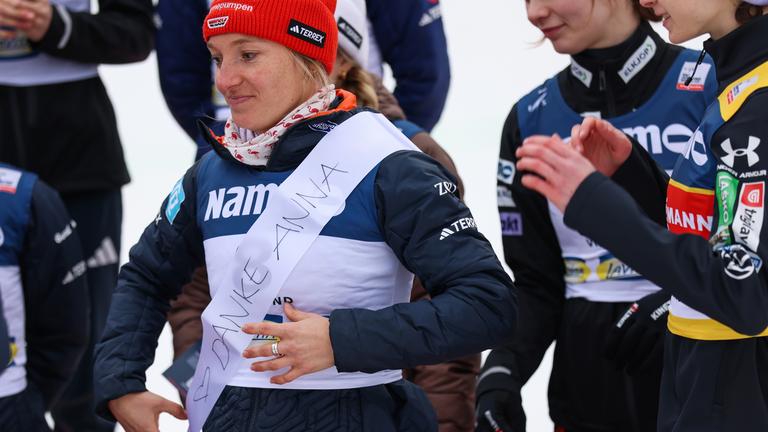 Katharina SCHMID (Deutschland), Anna Odine STROEM (Norwegen) und Nika PREVC (Slowenien) beim Viessmann FIS Skisprung-Weltcup 2025-26.