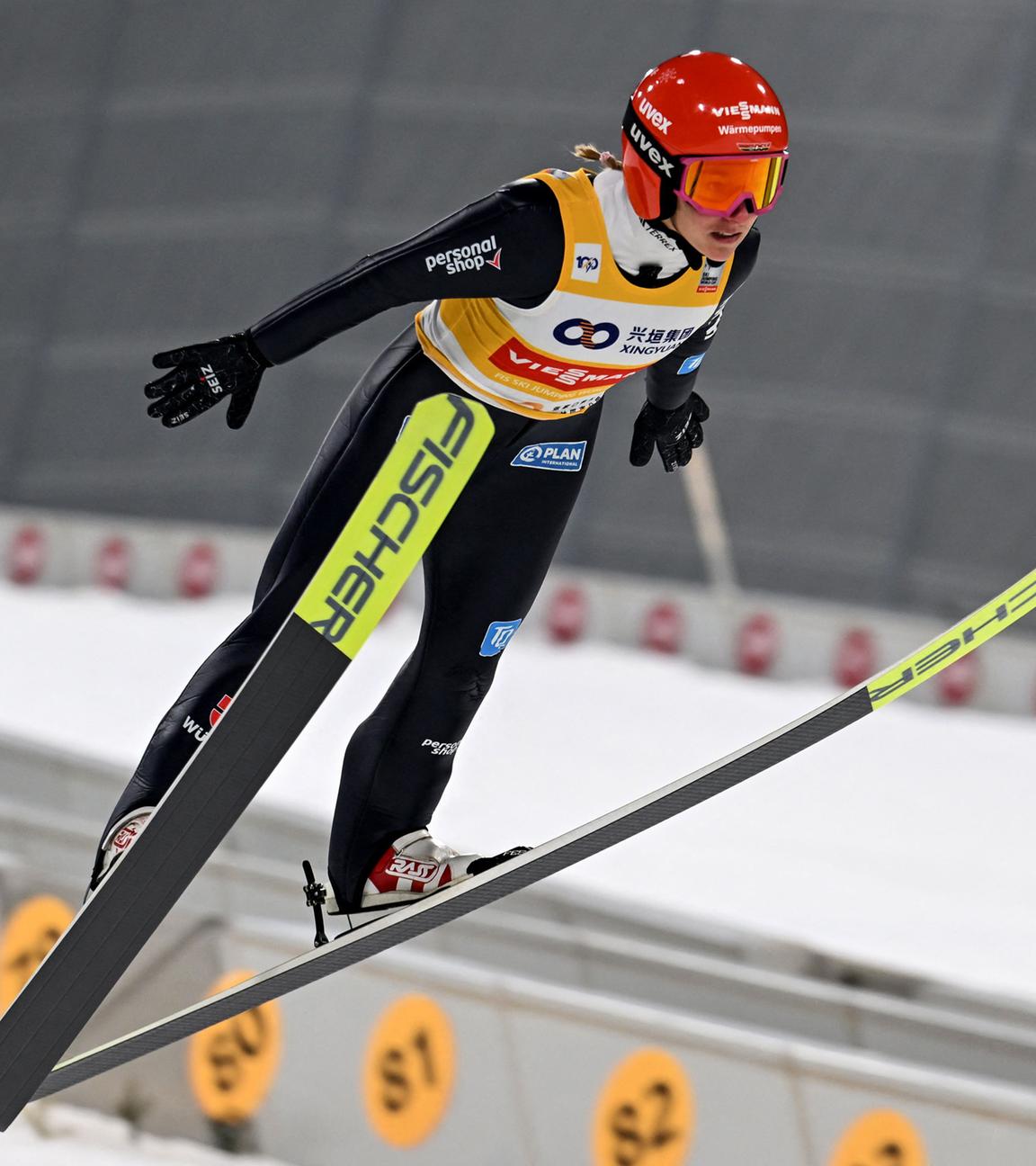 Skispringerin Katharina Schmid in Aktion.