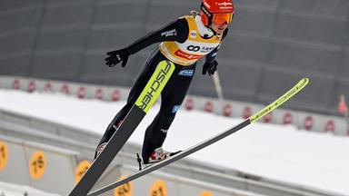 Skispringerin Katharina Schmid in Aktion.