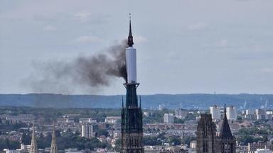 Kathedrale von Rouen in Flammen