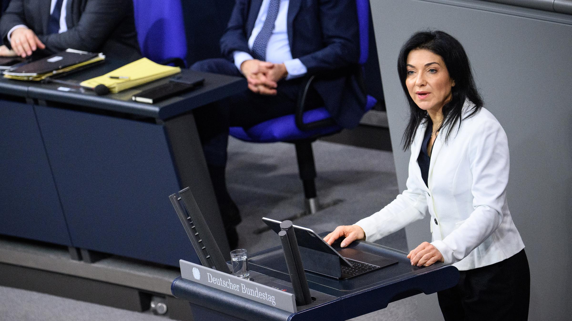 Katherina Reiche, Bundesministerin für Wirtschaft und Energie spricht im deutschen Bundestag. (Archiv)