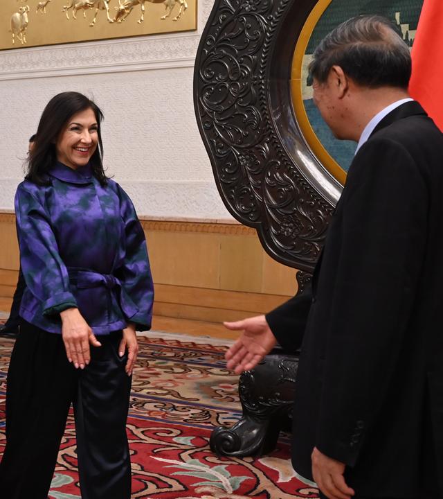 He Lifeng, Chinas Vizeministerpräsident, begrüßt Katherina Reiche
