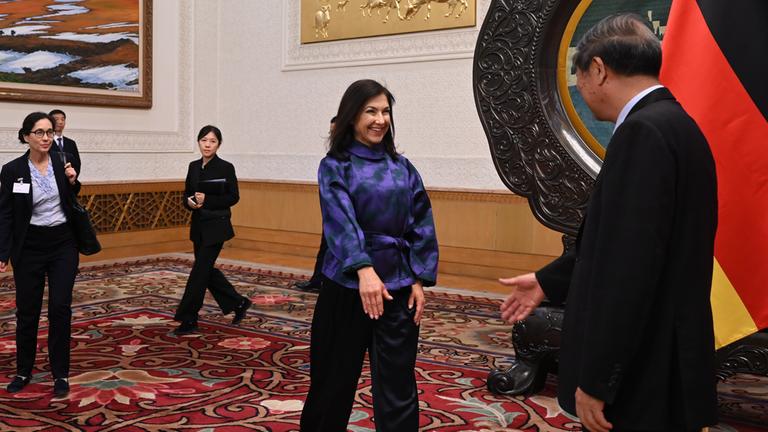 He Lifeng, Chinas Vizeministerpräsident, begrüßt Katherina Reiche