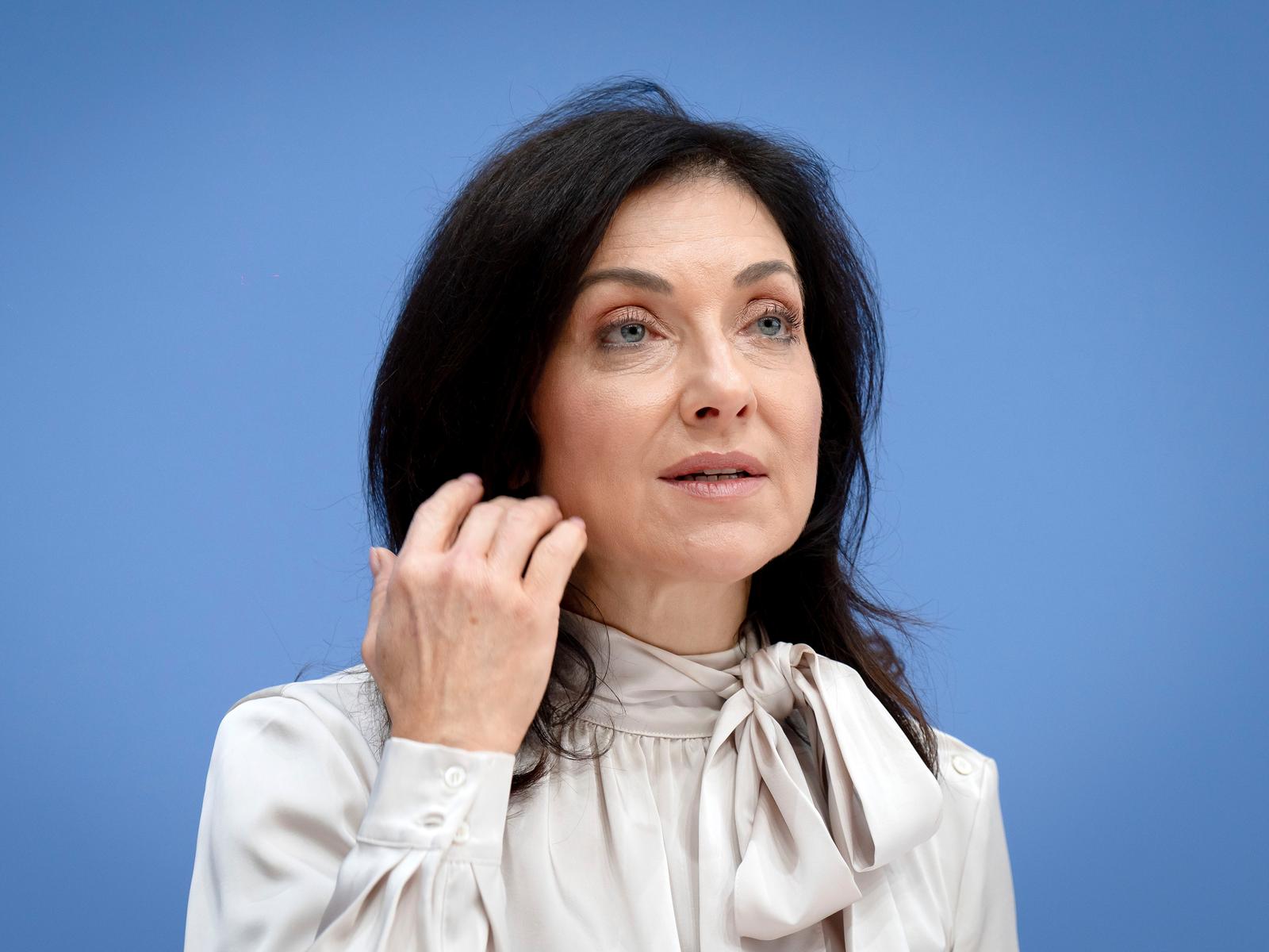 Katherina Reiche auf Heimweg von Riad nach Berlin