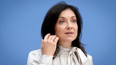 Katherina Reiche bei der Vorstellung der Herbstprojektion 2026 der Bundesregierung in Berlin.