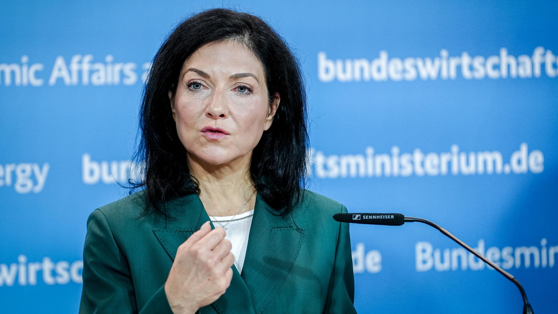 Bundeswirtschaftsministerin Katherina Reiche stellt den Monitoringbericht zur Energiewende vor.