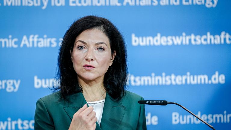 Bundeswirtschaftsministerin Katherina Reiche stellt den Monitoringbericht zur Energiewende vor.