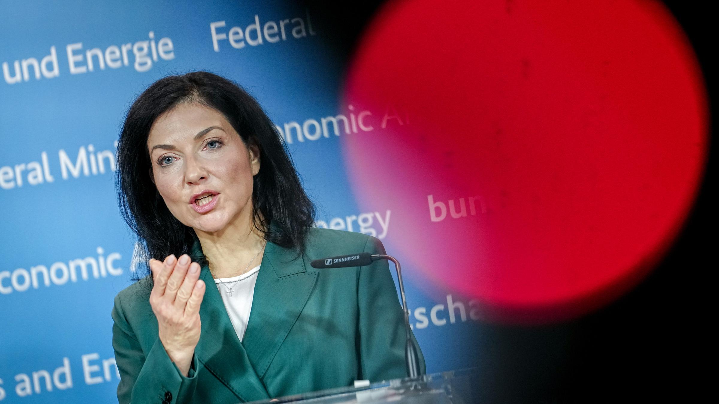 Bundeswirtschaftsministerin Katherina Reiche steht an einem Rednerpult