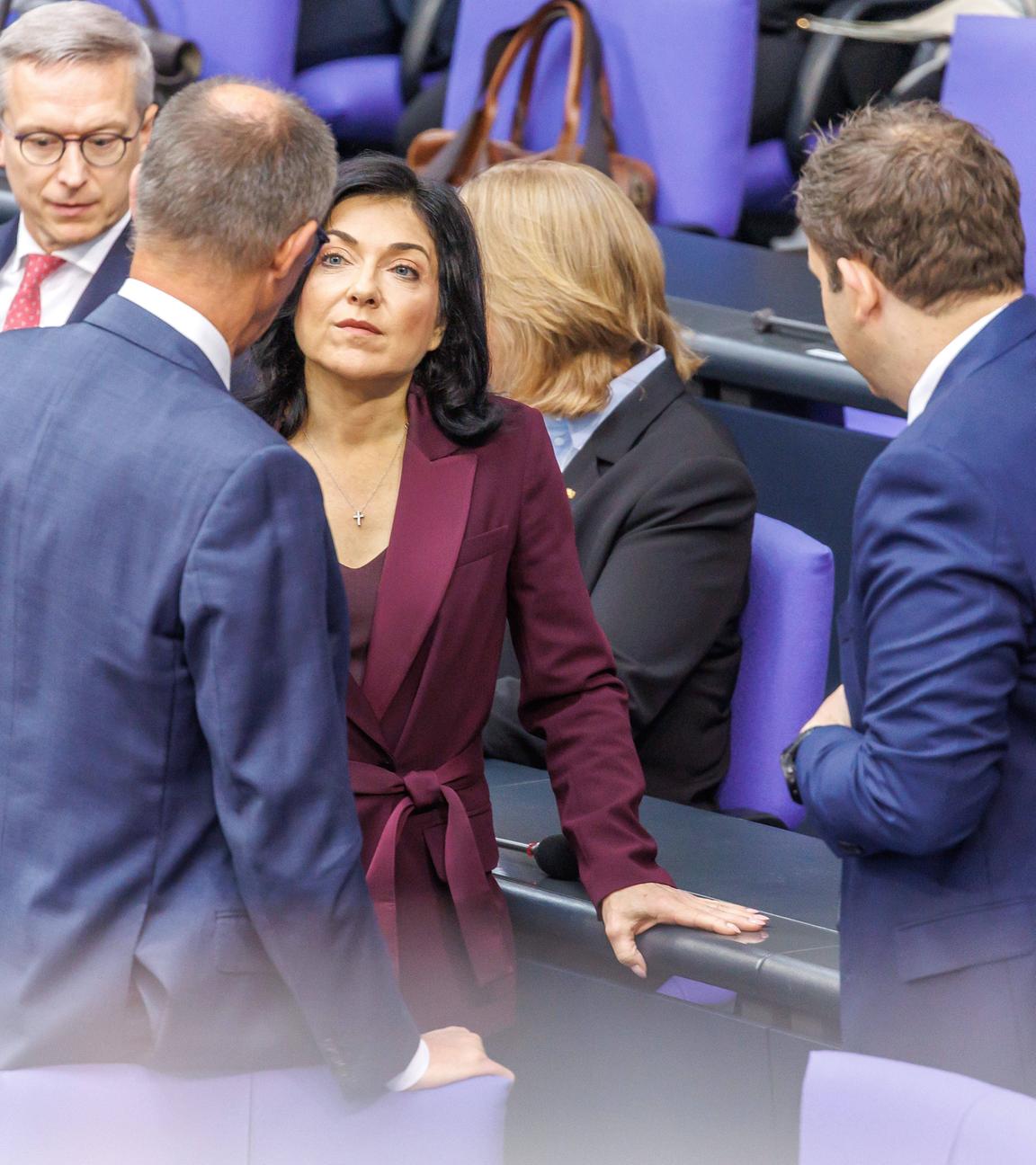 Bundeskanzler Friedrich Merz (CDU), Katherina Reiche (CDU), Bundesministerin für Wirtschaft und Energie, und Bundesfinanzminister Lars Klingbeil (SPD) bei einer Plenarsitzung im Deutschen Bundestag am 08.07.2025 in Berlin.