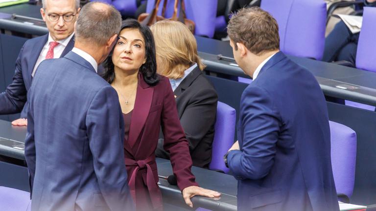 Bundeskanzler Friedrich Merz (CDU), Katherina Reiche (CDU), Bundesministerin für Wirtschaft und Energie, und Bundesfinanzminister Lars Klingbeil (SPD) bei einer Plenarsitzung im Deutschen Bundestag am 08.07.2025 in Berlin.