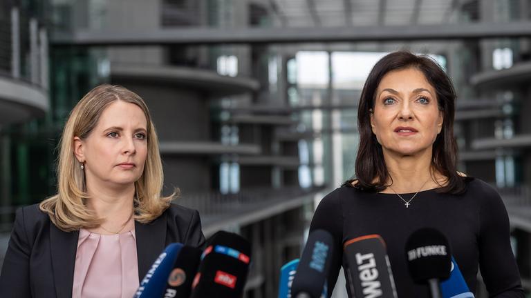 Katherina Reiche (r.) und Verena Hubertz, aufgenommen am 13.05.2026