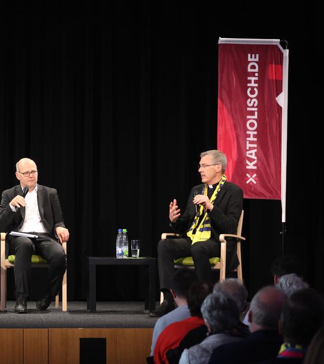 Irme Stetter-Karp, Präsidentin der deutschen Katholiken (ZdK), und Bischof Heiner Wilmer, Vorsitzender der Deutschen Bischofskonferenz, nehmen an einer vom Michael Schrom moderierten Debatte zum Synodalen Weg teil. 