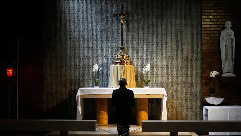 Ein katholischer Mann betet nach der Gedenkmesse für Papst Franziskus in der Christkönigskathedrale in Johannesburg, Südafrika,